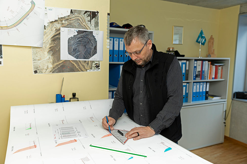 Homme debout en train de dessiner des plans